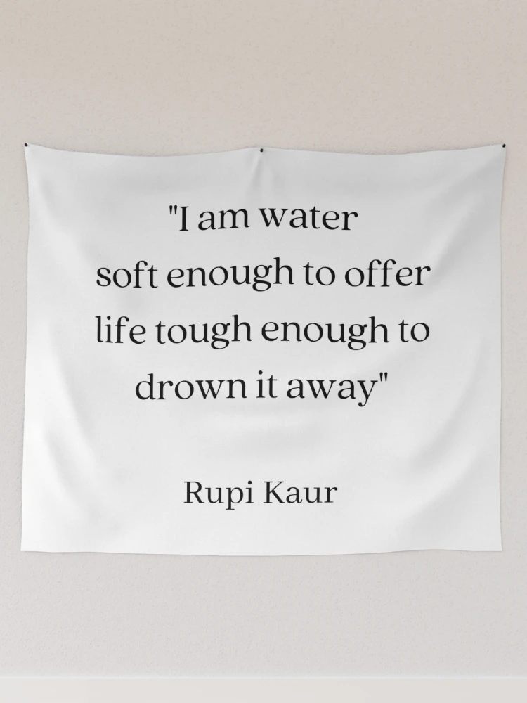 Impression rigide for Sale avec l'œuvre « Rupi Kaur - Le soleil et ses  fleurs » de l'artiste HighSociety00