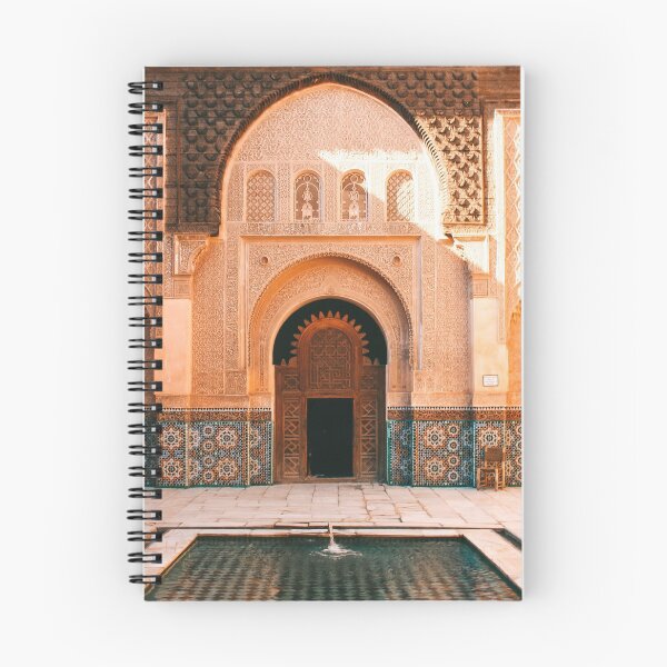Aperçu de l'œuvre L'architecture marocaine, porte avec des tuiles colorées à Marrakech créée et vendue par michieldros.