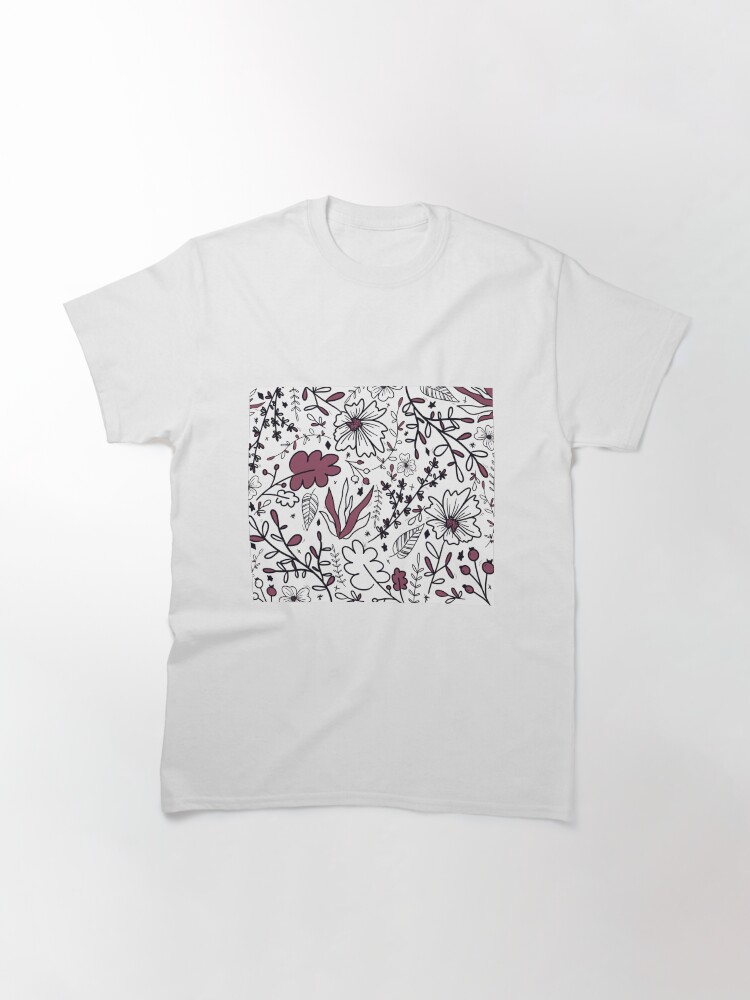 Aperçu 3 sur 7. T-shirt classique avec l'œuvre Fleurs pourpre paterne by LaetiArts créée et vendue par LaetiArts.