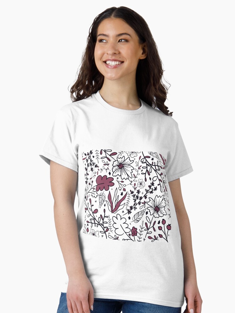 Aperçu 2 sur 7. T-shirt classique avec l'œuvre Fleurs pourpre paterne by LaetiArts créée et vendue par LaetiArts.