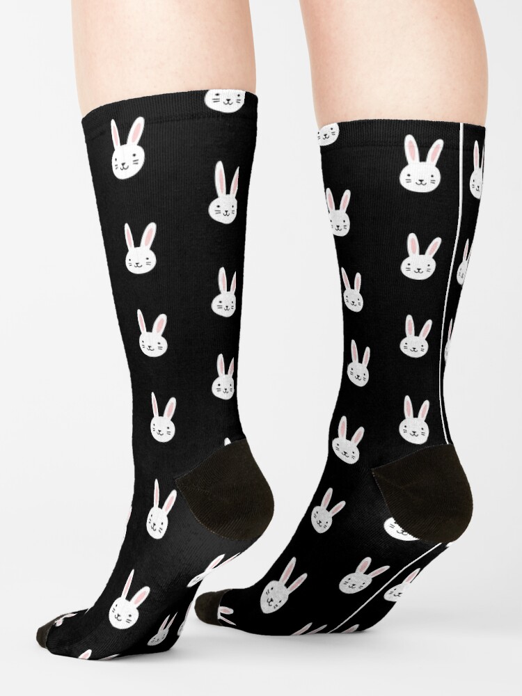 Chaussettes for Sale avec l'œuvre « Motif de lapin mignon (noir