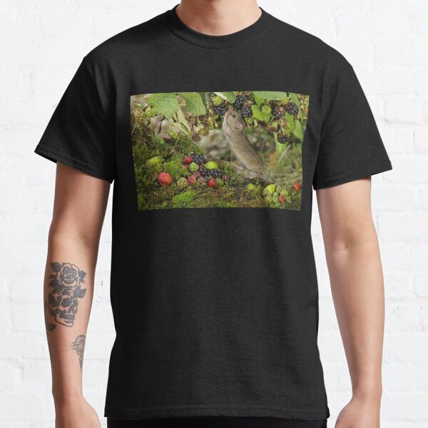 Little mouse nibbling the brambles Classic T-Shirt