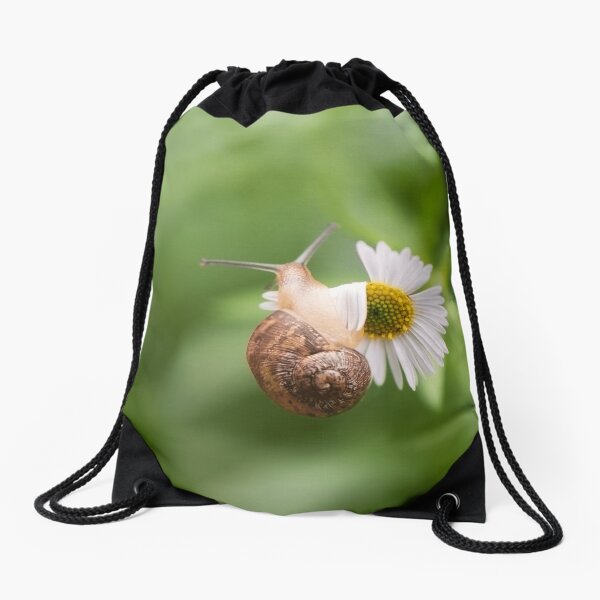 The snail that’s determined Drawstring Bag