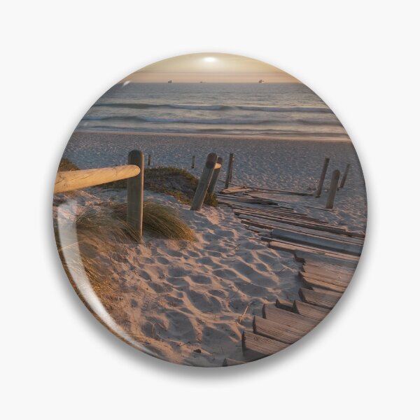 Item preview,  Sudáfrica con una hermosa vista de Table Mountain a través de la bahía. El nombre Bloubergstrand en afrikaans significa literalmente "playa de montaña azul" derivada de Blaauwberg designed and sold by Hasselbach.