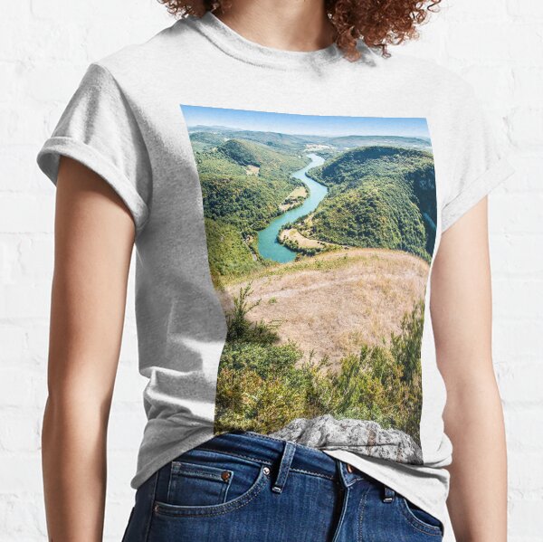 Campagne de paysage vallonné français avec vue sur la rivière Ain en été T-shirt classique