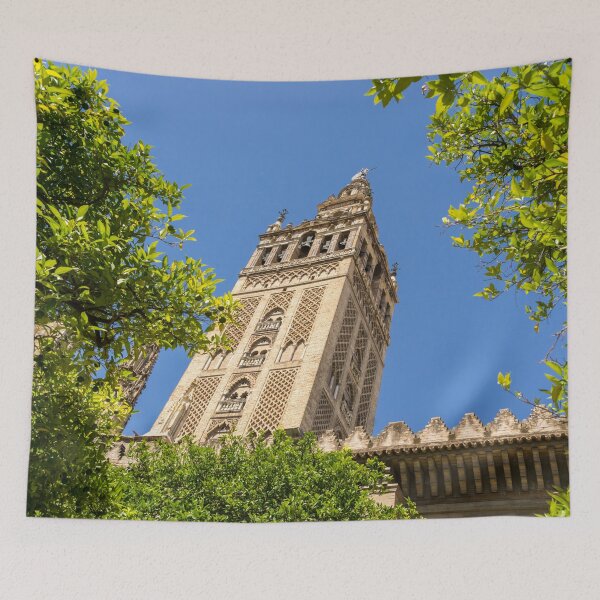 Artikelvorschau, La Giralda Glockenturm Umrahmt von Orangenbäumen - Inbegriff von Sevilla Andalusien Spanien entworfen und verkauft von Georgia Mizuleva.