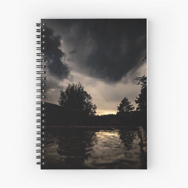Artikelvorschau, Die Sonne gegen Gewitter entworfen und verkauft von PhotographMassa.