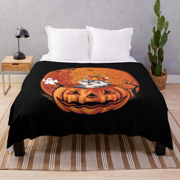 Artikelvorschau, Waschbär in einem Jack O 'Lantern Ghost Bats Halloween-Produkt entworfen und verkauft von BUBLTEES.