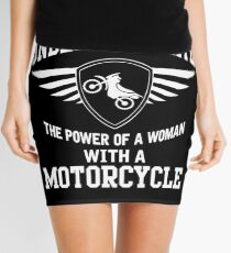 Unterschätze niemals die Macht einer Frau mit einem Motorrad Minirock