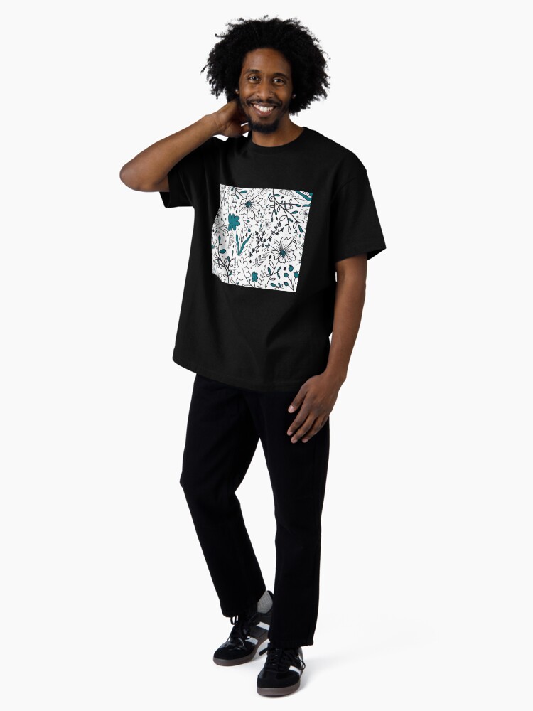Aperçu 4 sur 7. T-shirt oversize avec l'œuvre Vieux vert fleurs paterne by Laeti Arts créée et vendue par LaetiArts.