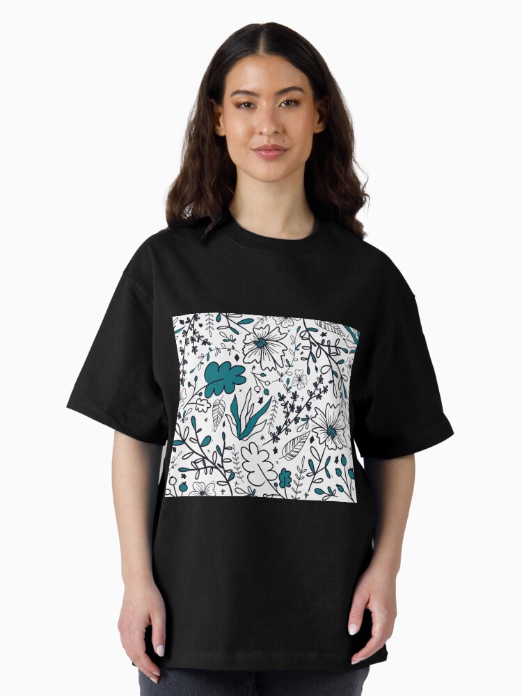 Aperçu 1 sur 7. T-shirt oversize avec l'œuvre Vieux vert fleurs paterne by Laeti Arts créée et vendue par LaetiArts.