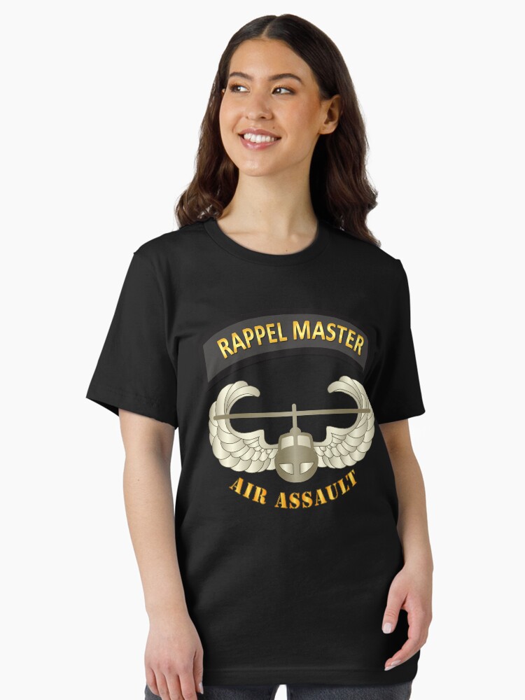Imagen 2 de 7, Camiseta esencial con la obra Ejército - Pestaña Rappel Master con insignia de asalto aéreo, diseñada y vendida por twix123844.