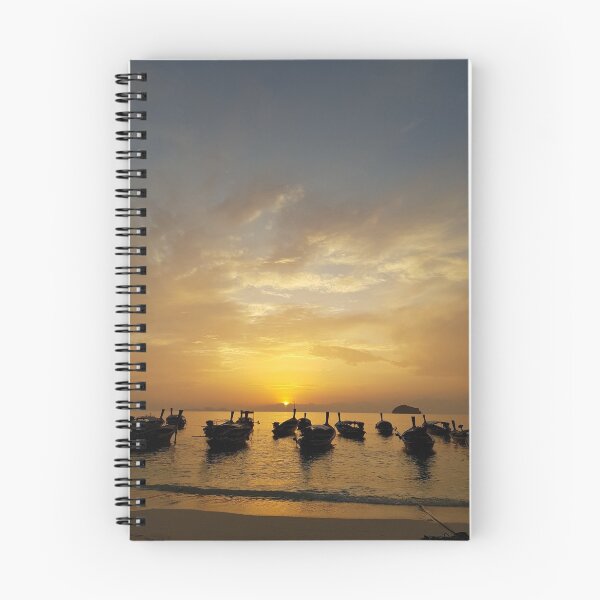 Artikelvorschau, Sonnenaufgang über Booten im Paradies entworfen und verkauft von TH4Designs.