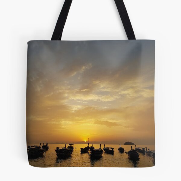 Aperçu de l'œuvre Lever du soleil sur les bateaux au paradis créée et vendue par TH4Designs.