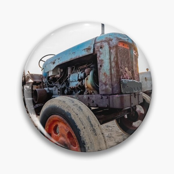 Artikelvorschau, Close up and fisheye view of tractor on Cromer beach entworfen und verkauft von yackers1.