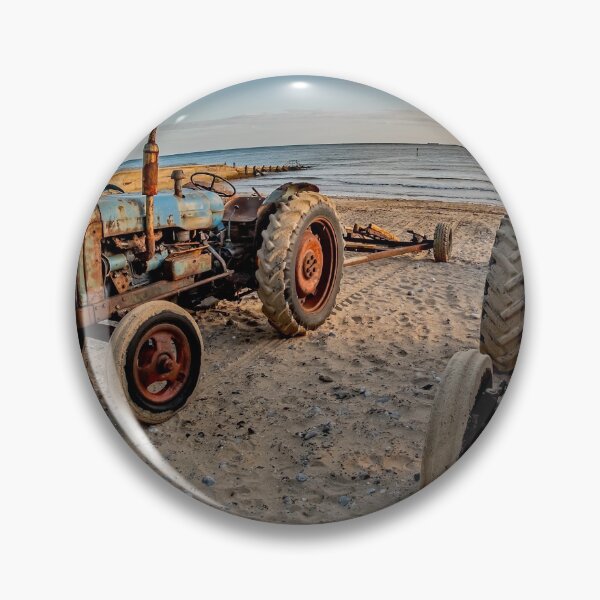 Artikelvorschau, Fisheye view of tractors on Cromer beach, Norfolk entworfen und verkauft von yackers1.