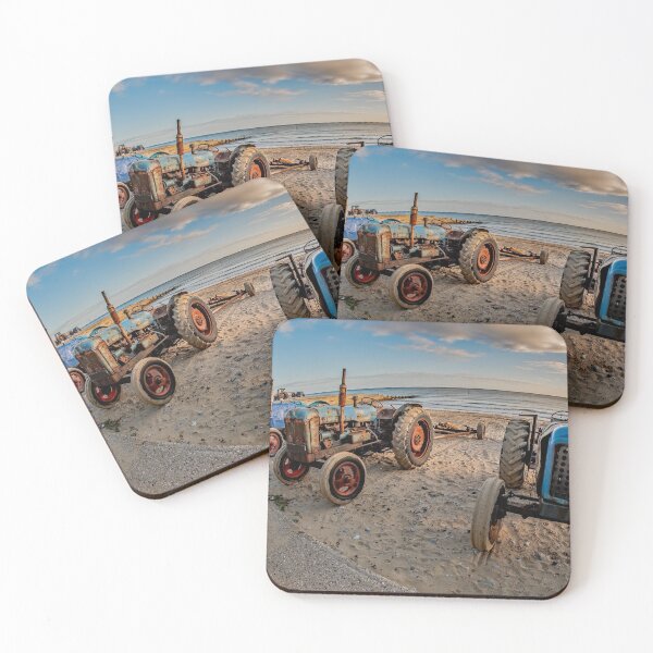 Artikelvorschau, Fisheye view of tractors on Cromer beach, Norfolk entworfen und verkauft von yackers1.