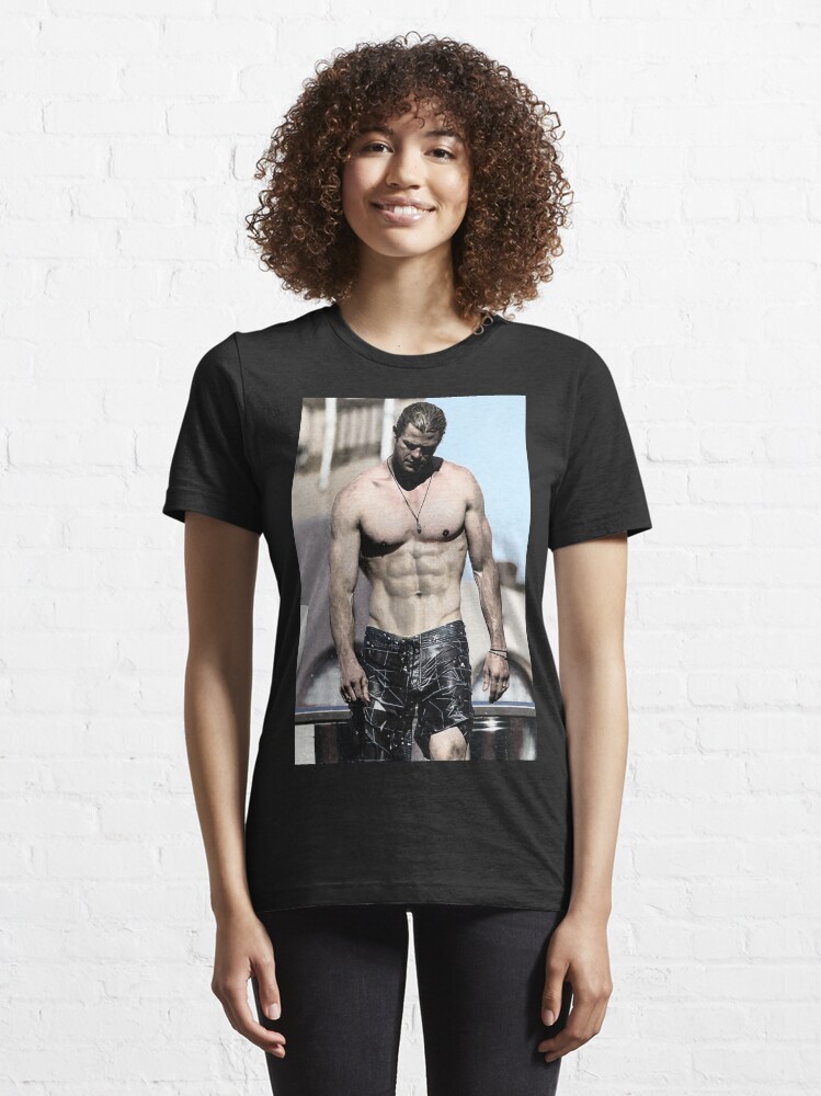 chris hemsworth in t shirt