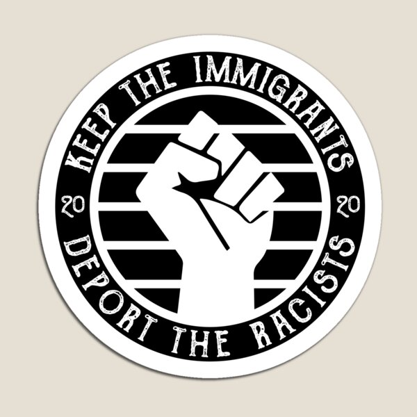 Vista previa del artículo con la obra «Mantenga a los inmigrantes deportando a los racistas», diseñado y vendido por arrowroses.