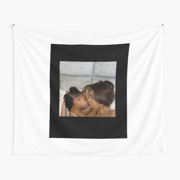 Aperçu de l'œuvre Kylie Jenner et Stormi Webster créée et vendue par amandaoperes.