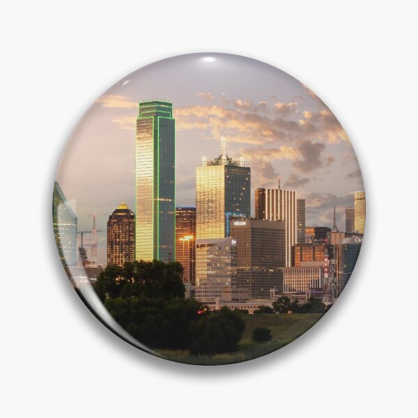 Artikelvorschau, Dallas Skyline mit Texas Rangers Spieltag Stolz! entworfen und verkauft von Raul Cano.
