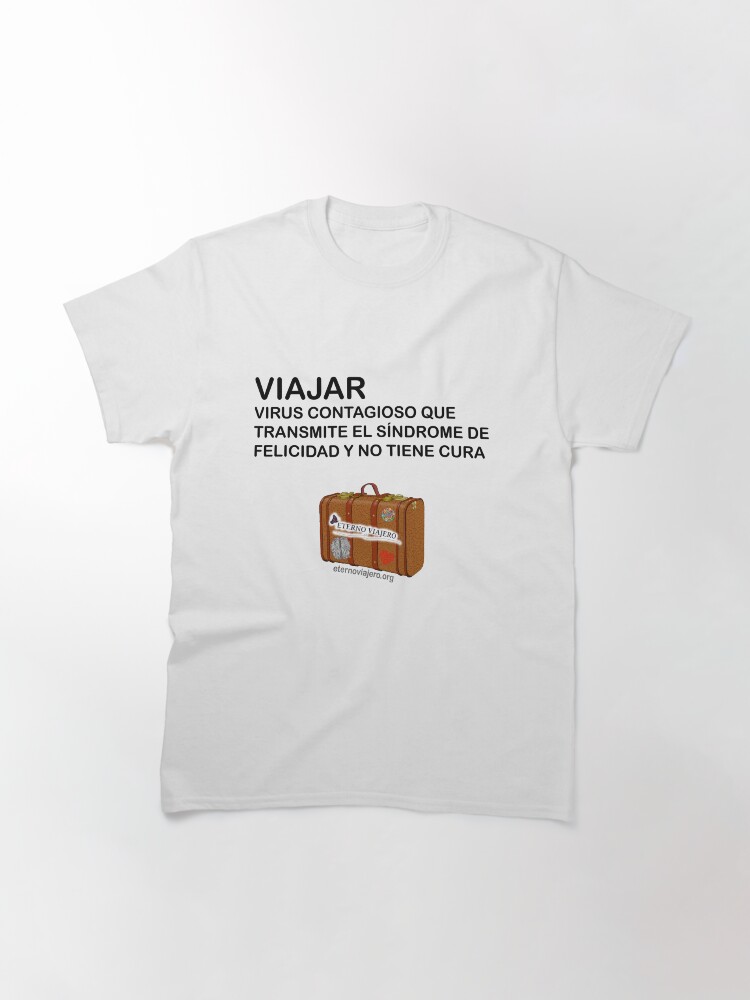 Vista alternativa de Camiseta clásica Frase de viajeros con maleta de viaje