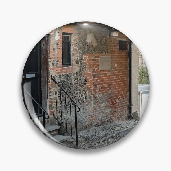 Artikelvorschau, Historical alleyway in a medieval courtyard in the city of Norwich entworfen und verkauft von yackers1.