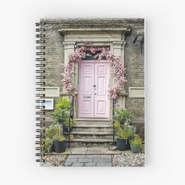 Artikelvorschau, Pink door to historical building in the city of Norwich entworfen und verkauft von yackers1.