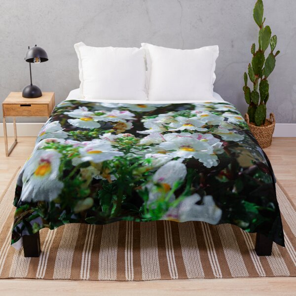 Artikelvorschau, Petite Vintage Flowers Design entworfen und verkauft von Marguerite Faure.
