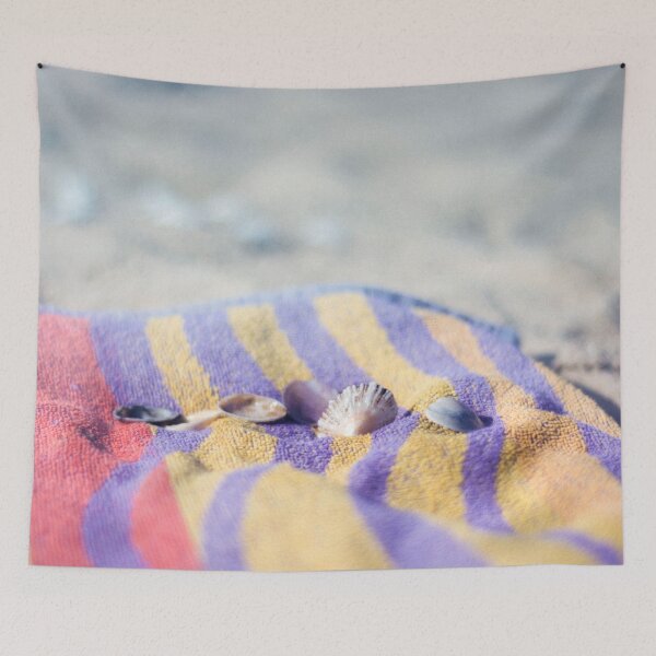 Aperçu de l'œuvre coquillages alignés sur une serviette de plage à rayures violet et jaune créée et vendue par Aurélien Pécheul.