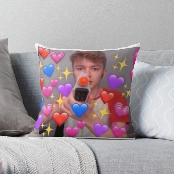 Tommyinnit love hearts with a gun Throw Pillow