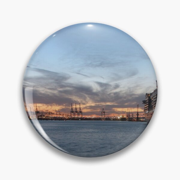 Aperçu de l'œuvre Southampton Dock un créée et vendue par redbubbledave22.