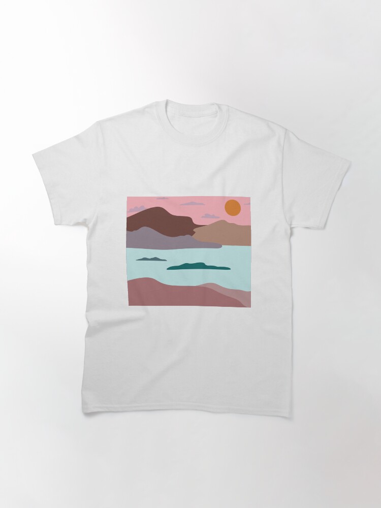 Aperçu 3 sur 7. T-shirt classique avec l'œuvre Couché de soleil paysage illustration Mauve créée et vendue par LaetiArts.