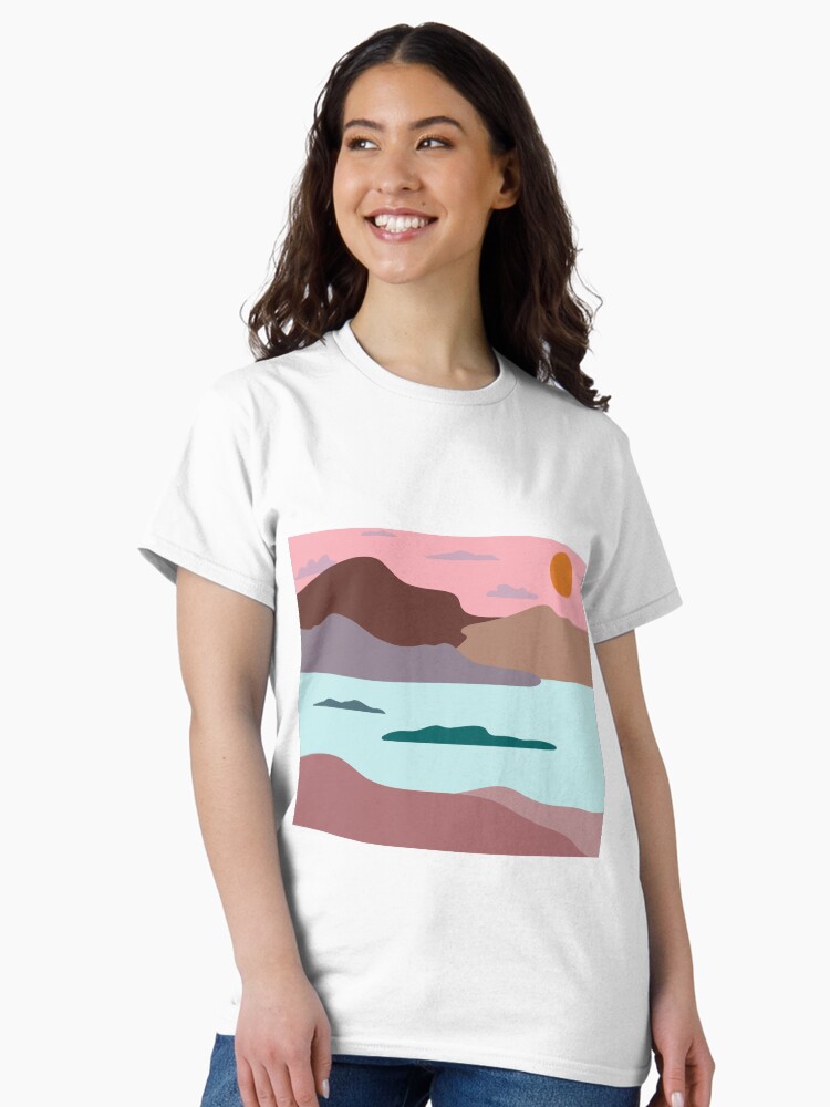 Aperçu 2 sur 7. T-shirt classique avec l'œuvre Couché de soleil paysage illustration Mauve créée et vendue par LaetiArts.