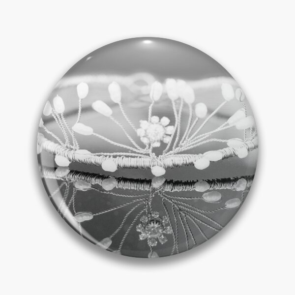 Artikelvorschau, Diamante und Perlentiara auf einer glänzenden Oberfläche entworfen und verkauft von Sonja Martin Photography.