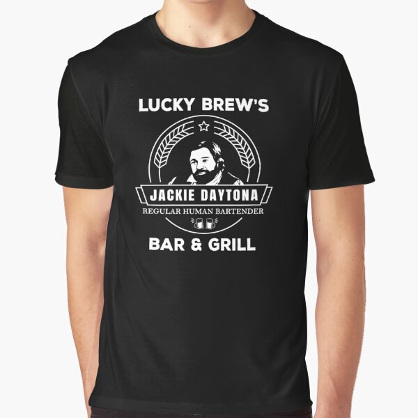 Aperçu de l'œuvre Jackie Daytona - T-shirt Lucky Brew's Bar and Grill - Ce que nous faisons dans l'ombre créée et vendue par silverhexagon.