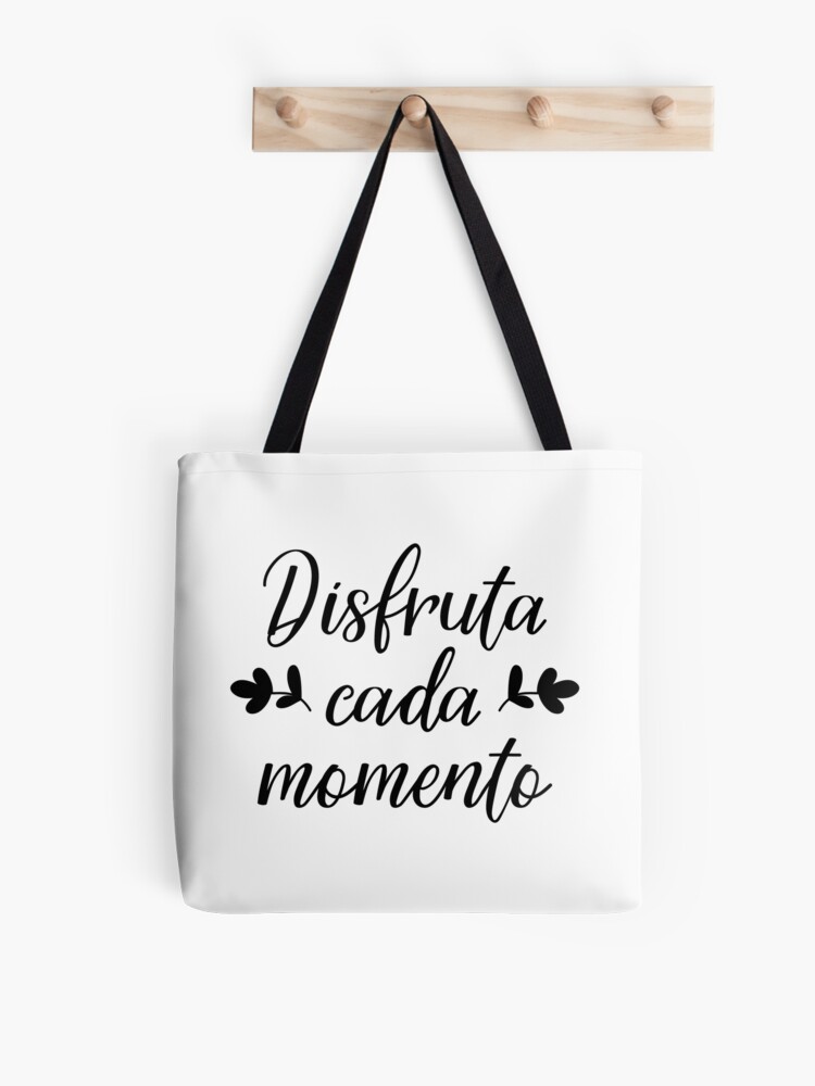 Enjoy every moment - in Spanish. Lettering. Disfruta cada momento
