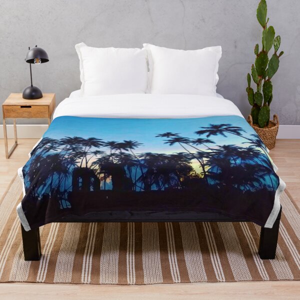 Aperçu de l'œuvre Palmiers sur la plage. Scène de beauté du ciel bleu du soir créée et vendue par PatilDesigns.
