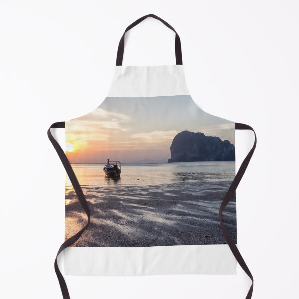 Artikelvorschau, Boot bei Sonnenuntergang auf Pak Nam-Strand, Trang-Provinz, Thailand entworfen und verkauft von Kevin Hellon.