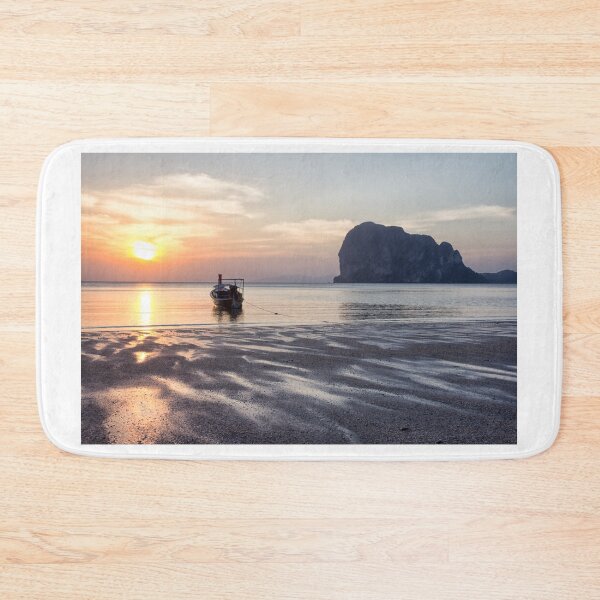 Artikelvorschau, Boot bei Sonnenuntergang auf Pak Nam-Strand, Trang-Provinz, Thailand entworfen und verkauft von Kevin Hellon.