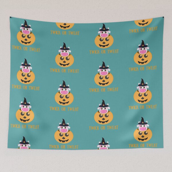 Aperçu de l'œuvre Mignonne sorcière de vache aux fraises rose bébé Halloween dans une citrouille dit twick ou tweat créée et vendue par twicetrader.