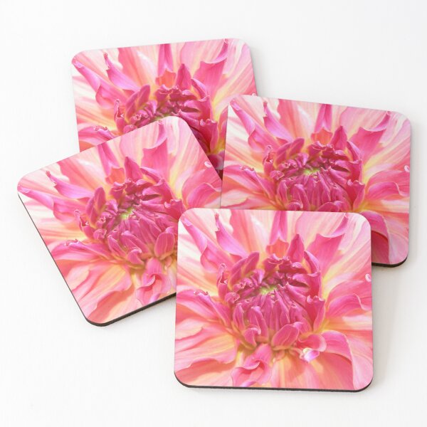 Aperçu de l'œuvre Dahlia à froufrous rose créée et vendue par JuliaWright.