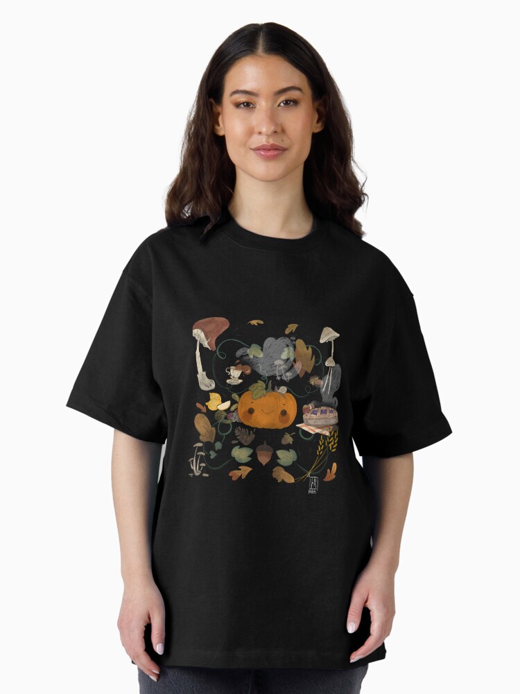 Aperçu 2 sur 7. T-shirt oversize avec l'œuvre Petite Citrouille fête l’Automne créée et vendue par Lulubellule.