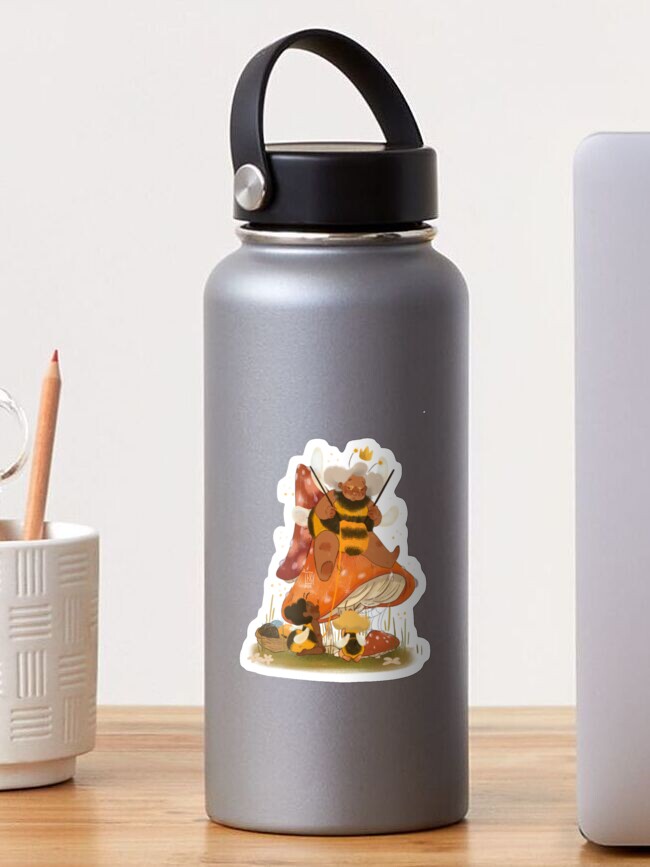 Aperçu 1 sur 3. Sticker avec l'œuvre Reine des Abeilles tricote pour les nouvelles créée et vendue par Lulubellule.