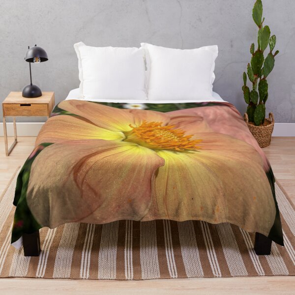 Artikelvorschau, Orange-rosa Mischung zu leuchtend gelben einzelnen Dahlienblüten mit gelber Fibonacci-Spiralscheibe Floret 075 entworfen und verkauft von Bees-n-Flowers.