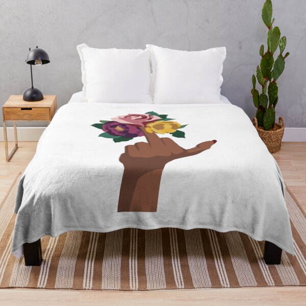 Aperçu de l'œuvre Doigt du milieu fille noire avec des fleurs créée et vendue par RIOGRAPHIC.