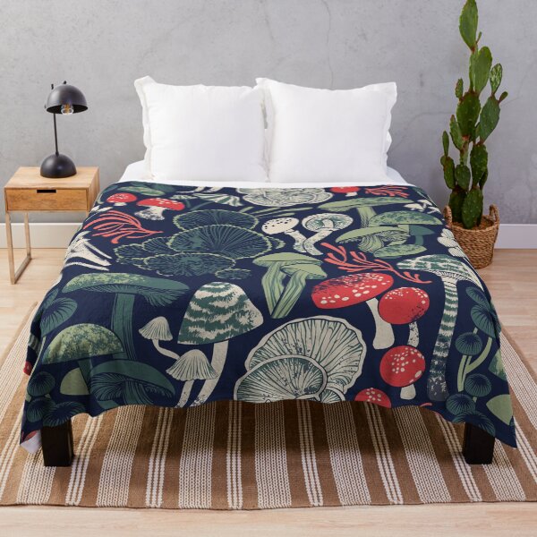 Vista previa del artículo con la obra «Hongos místicos // fondo azul medianoche salvia y verde bosque setas rojas y coral», diseñado y vendido por SelmaCardoso.