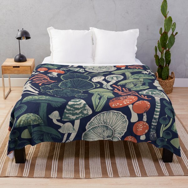 Vista previa del artículo con la obra «Hongos místicos // fondo azul medianoche salvia y setas silvestres naranja verde bosque», diseñado y vendido por SelmaCardoso.