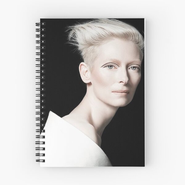 Aperçu de l'œuvre Tilda Swinton goy Rouge sur moi créée et vendue par LEMALLE.