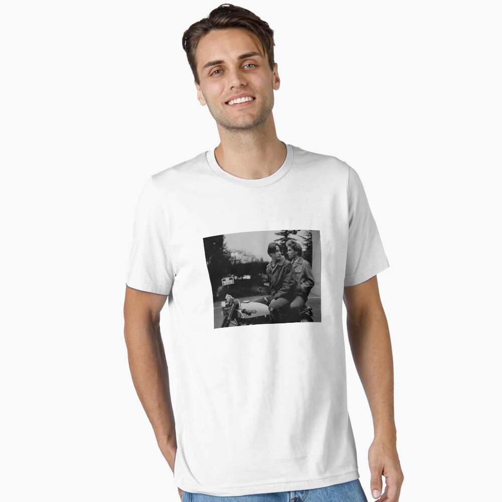 Artikel-Vorschau von Essential T-Shirt, designt und verkauft von mariakliwon18.